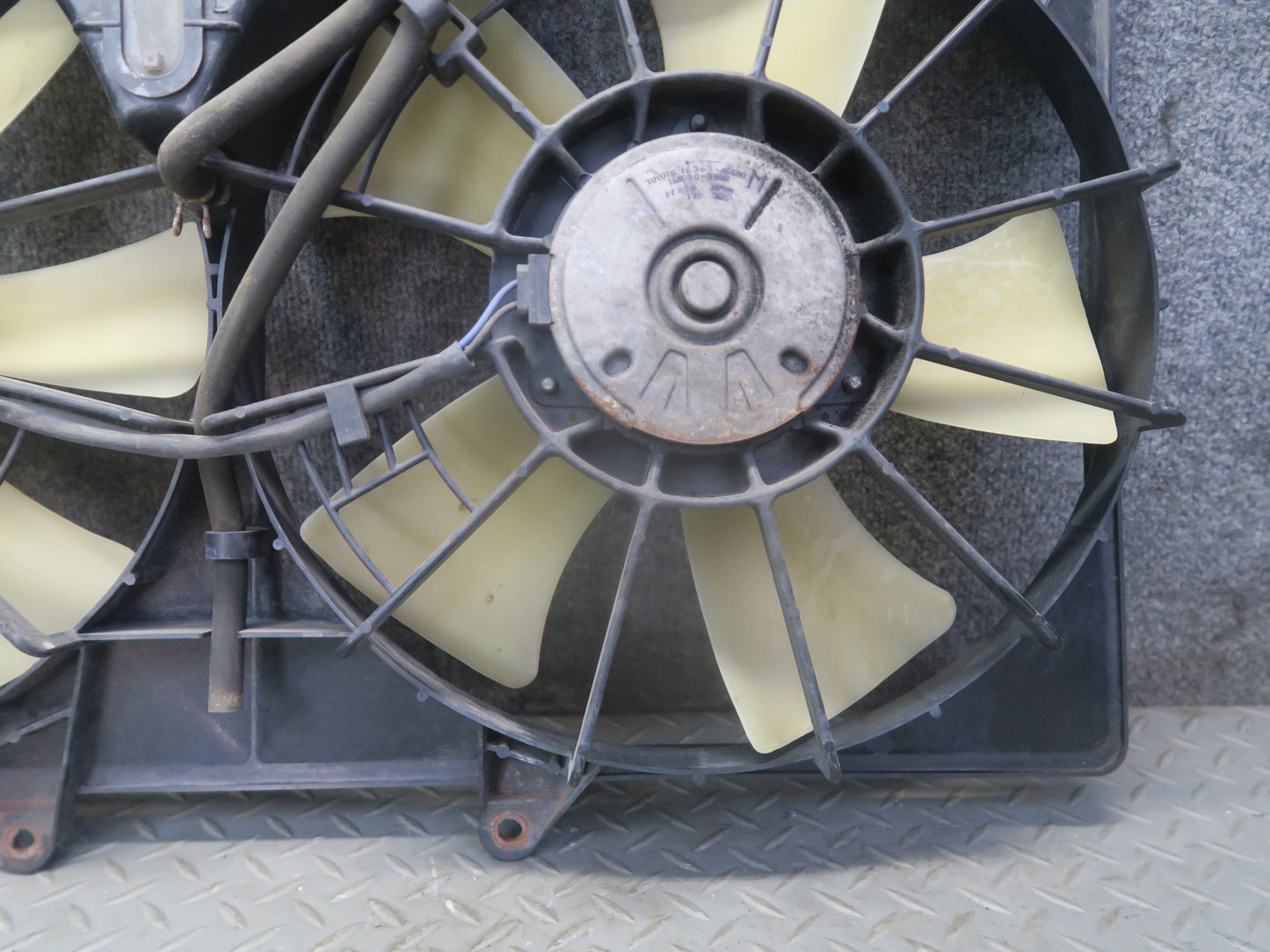 01-05 Lexus JCE10L IS300 Engine Radiator Cooling Fan Motor Shroud OEM