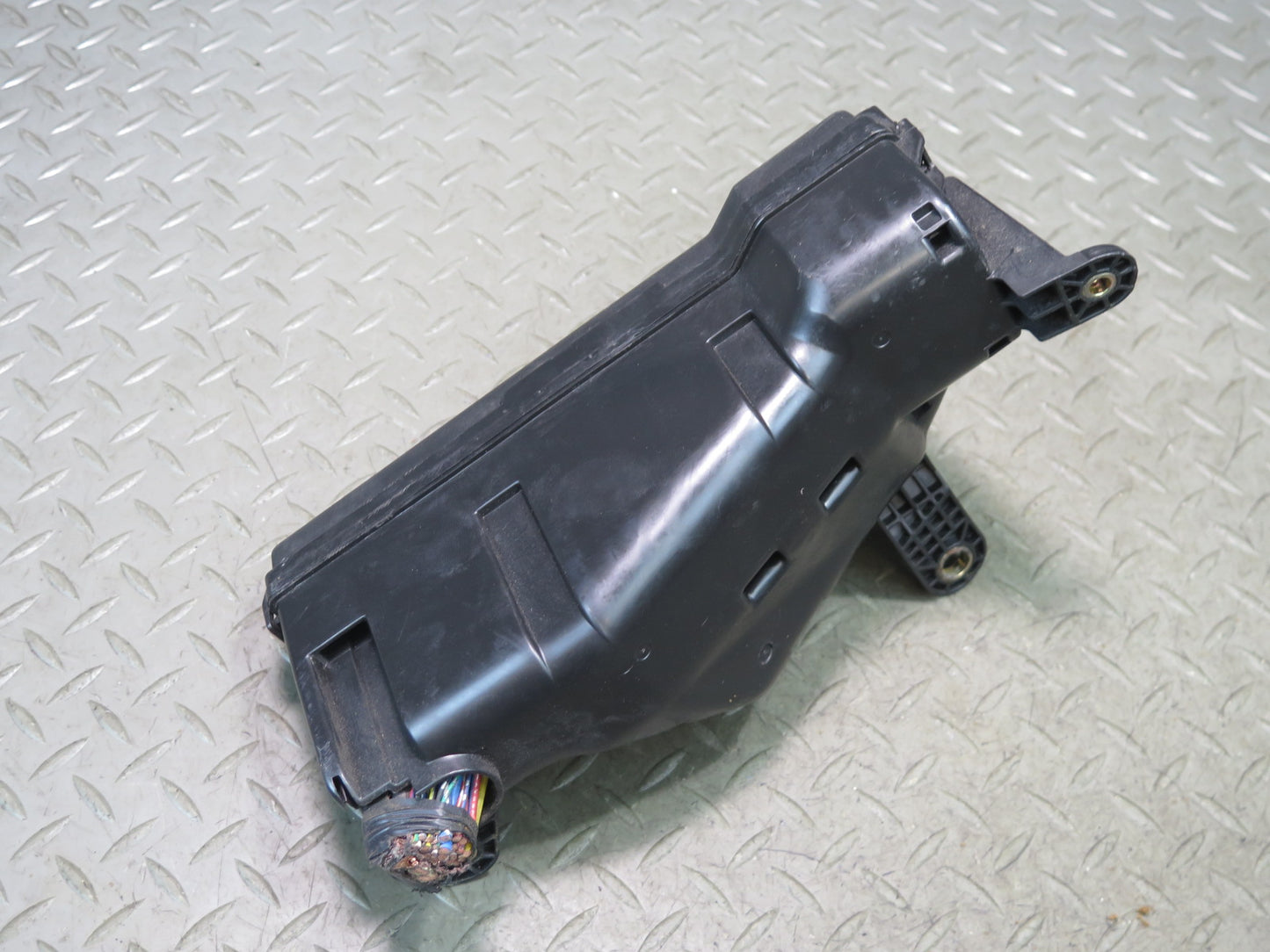 01-05 Lexus JCE10L IS300 Engine Bay Fuse Relay Box Module OEM