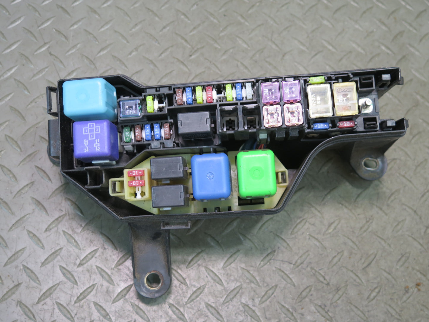 01-05 Lexus JCE10L IS300 Engine Bay Fuse Relay Box Module OEM