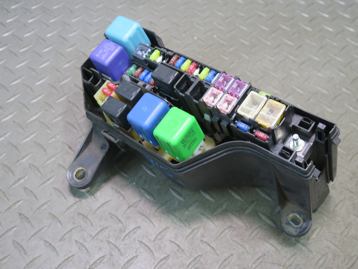 01-05 Lexus JCE10L IS300 Engine Bay Fuse Relay Box Module OEM