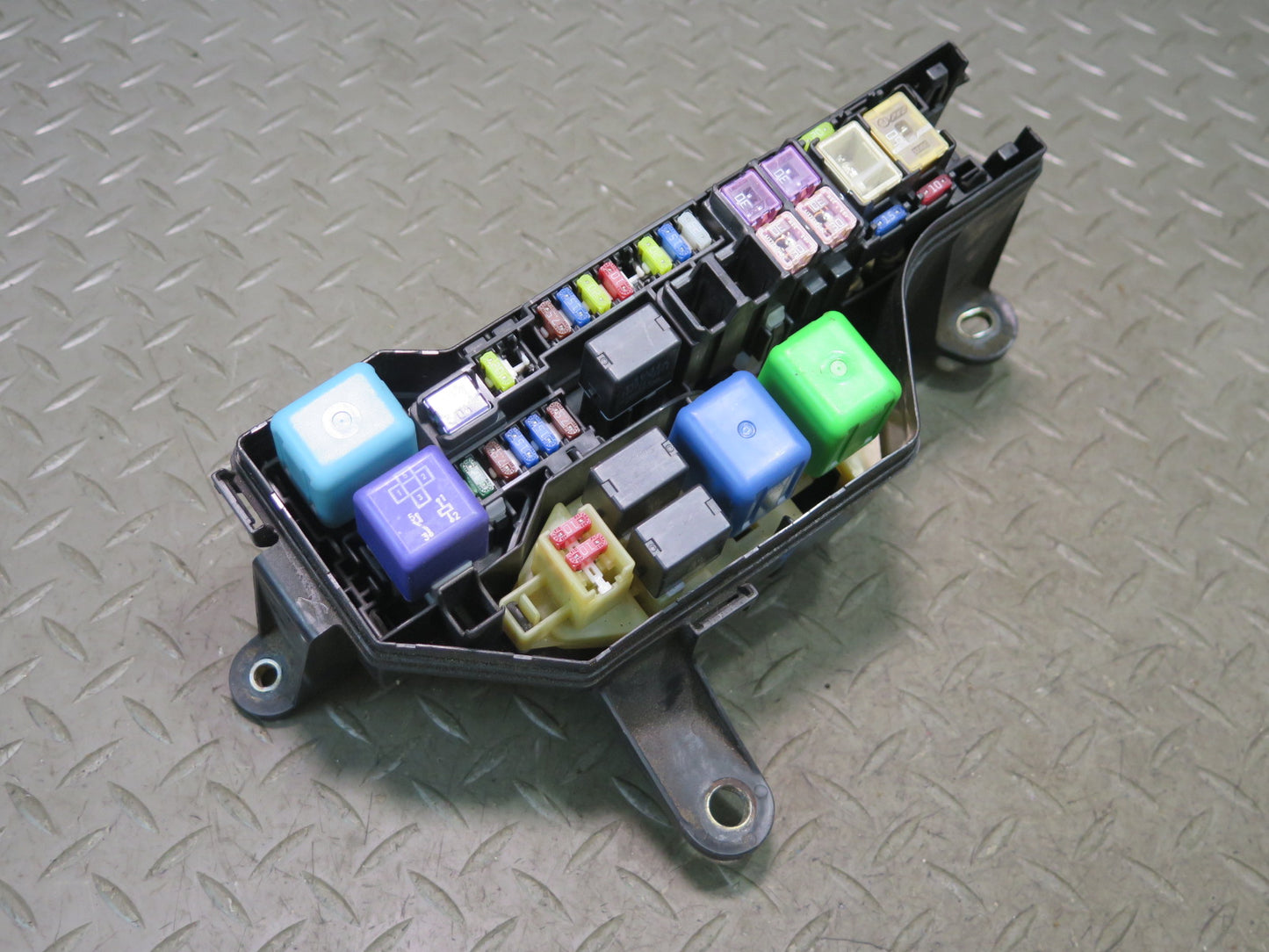 01-05 Lexus JCE10L IS300 Engine Bay Fuse Relay Box Module OEM