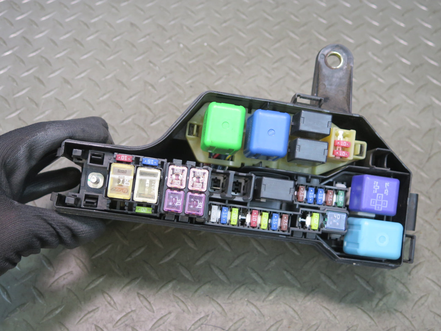 01-05 Lexus JCE10L IS300 Engine Bay Fuse Relay Box Module OEM