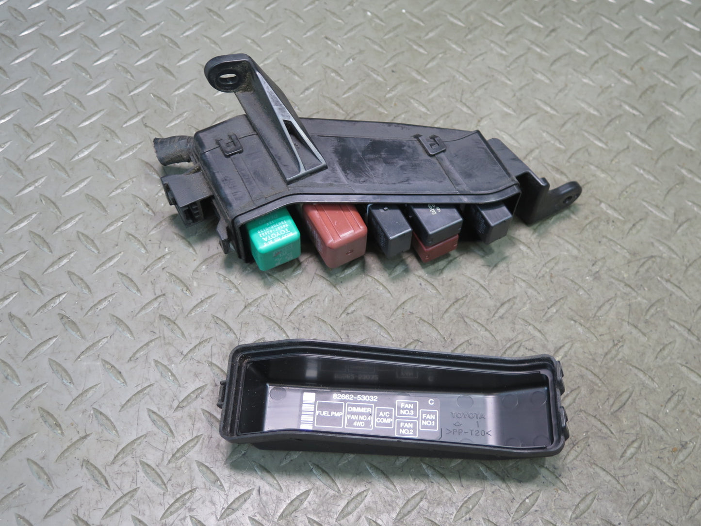 01-05 Lexus JCE10L IS300 Engine Bay Fuse Relay Box Module OEM