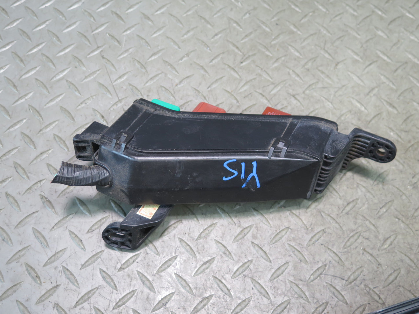 01-05 Lexus JCE10L IS300 Engine Bay Fuse Relay Box Module OEM