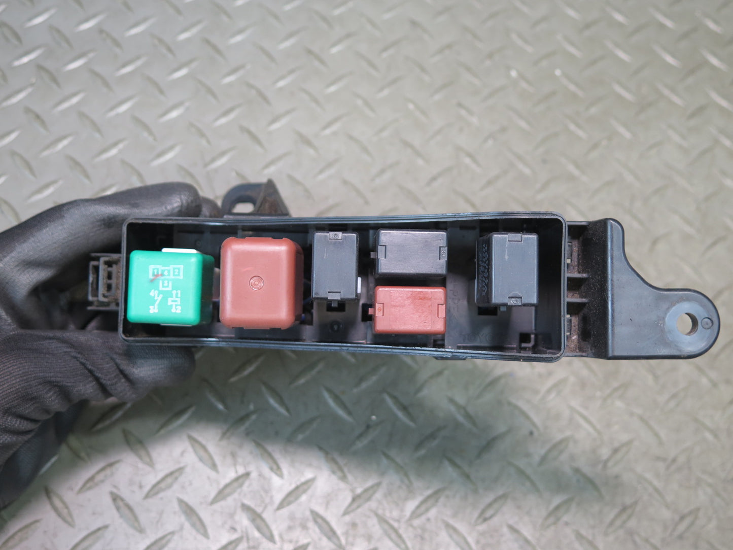 01-05 Lexus JCE10L IS300 Engine Bay Fuse Relay Box Module OEM