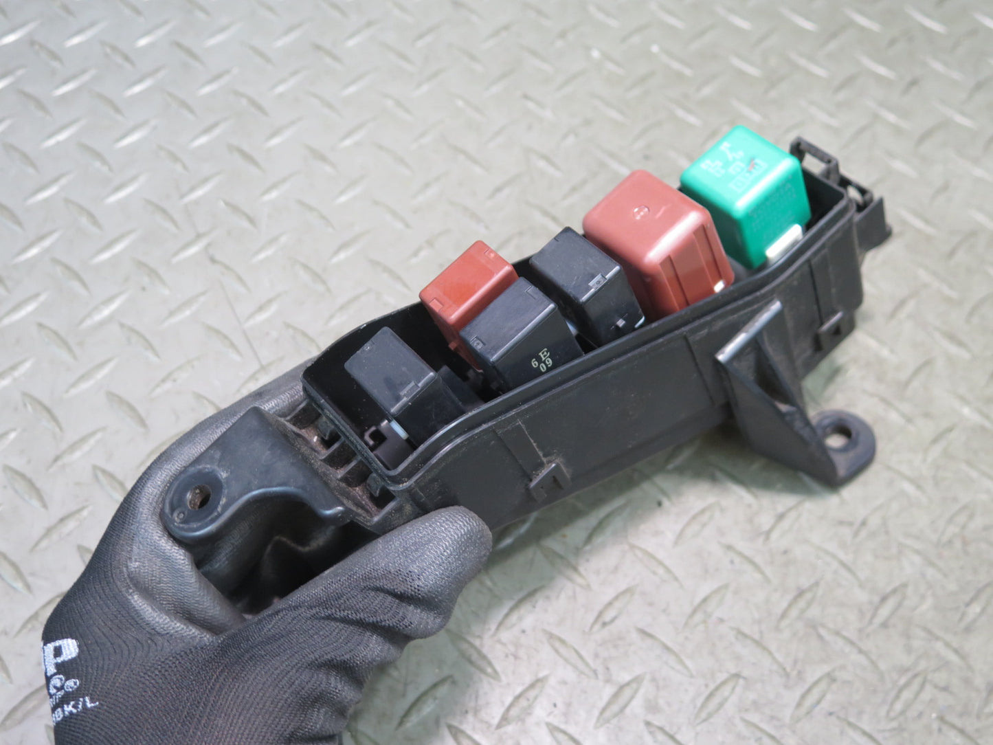 01-05 Lexus JCE10L IS300 Engine Bay Fuse Relay Box Module OEM