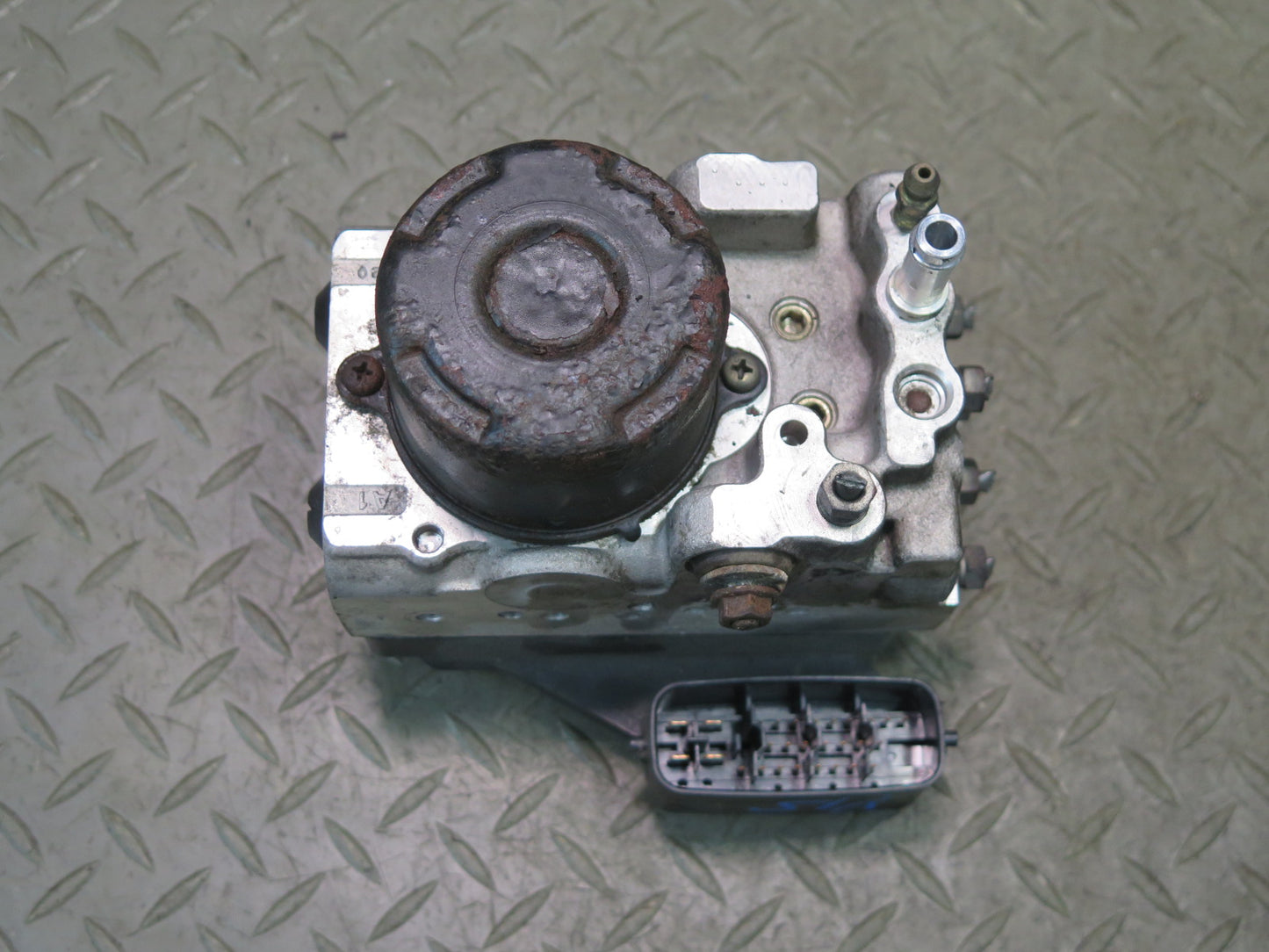 02-05 Lexus JCE10L IS300 Anti Lock Brake ABS Pump Module 44540-53020 OEM
