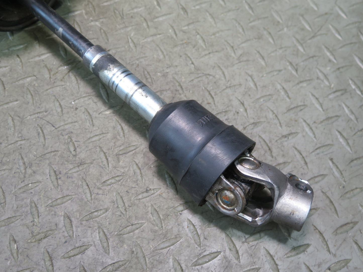 01-05 Lexus JCE10L IS300 Steering Column U Joint Linkage Shaft w Dust Boots OEM