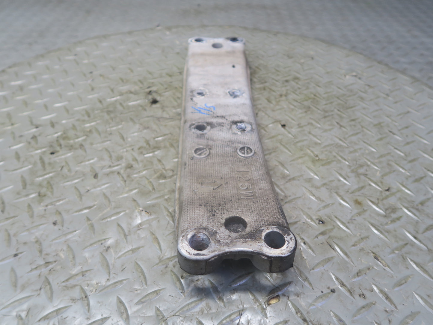 01-05 Lexus JCE10L IS300 A650E A/T Automatic Transmission Mount Bracket OEM