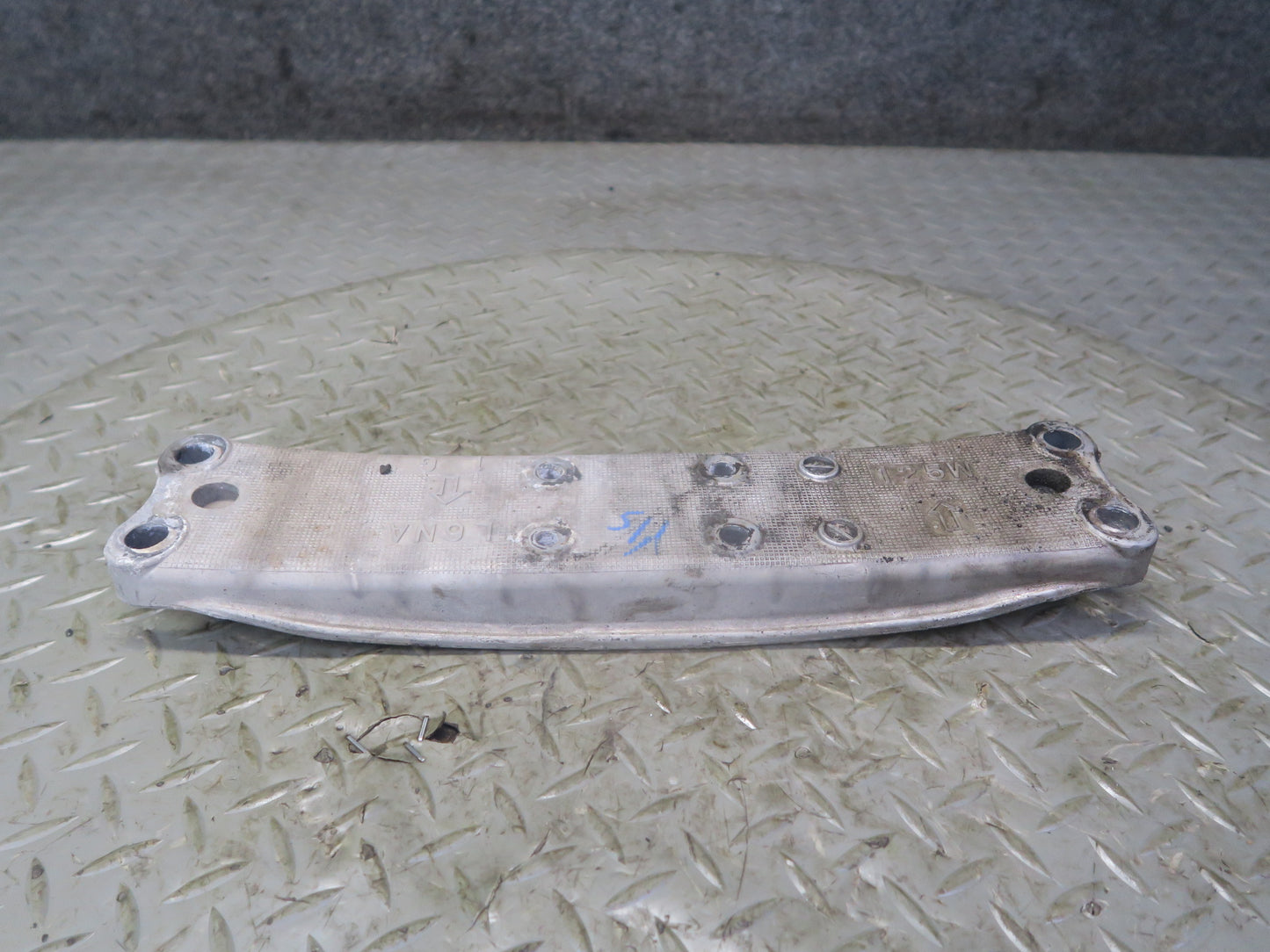 01-05 Lexus JCE10L IS300 A650E A/T Automatic Transmission Mount Bracket OEM