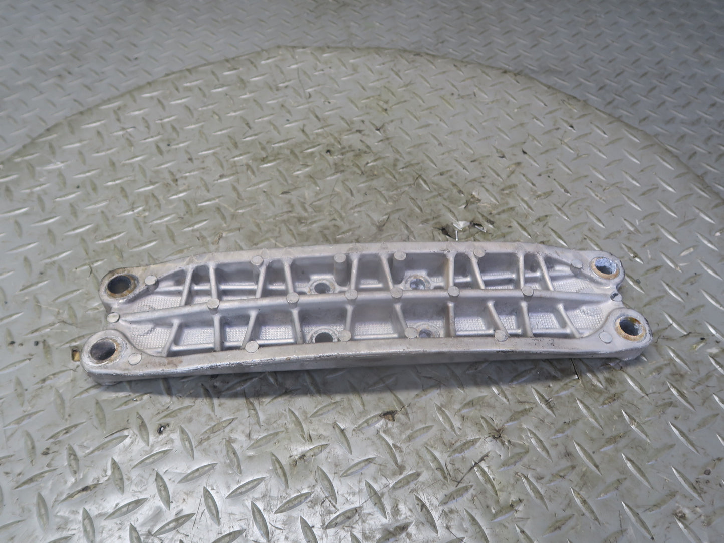 01-05 Lexus JCE10L IS300 A650E A/T Automatic Transmission Mount Bracket OEM