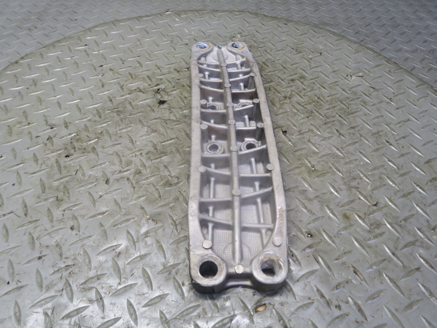 01-05 Lexus JCE10L IS300 A650E A/T Automatic Transmission Mount Bracket OEM