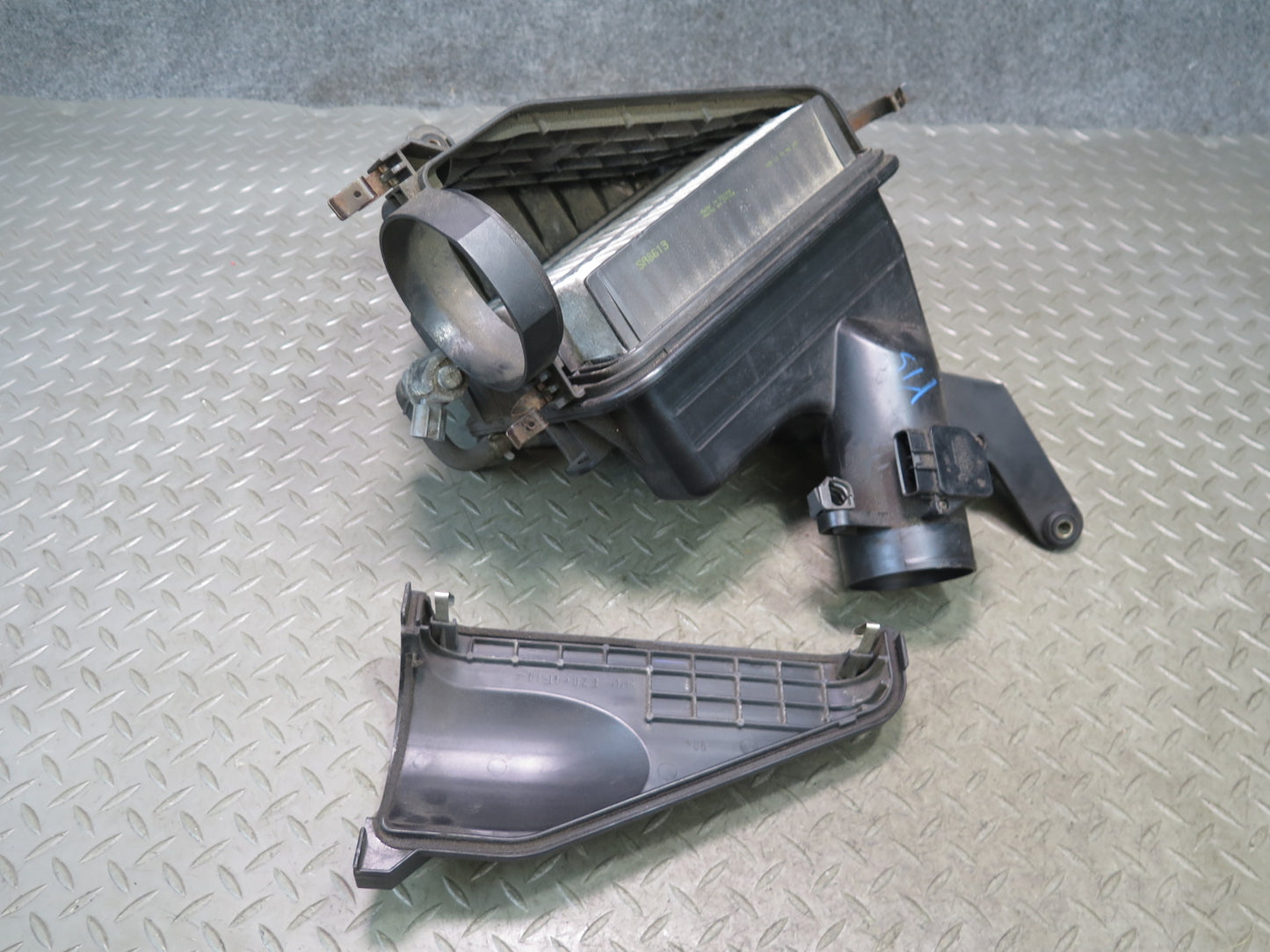 01-05 Lexus JCE10L IS300 Air Intake Cleaner Filter Box w MAF Sensor OEM