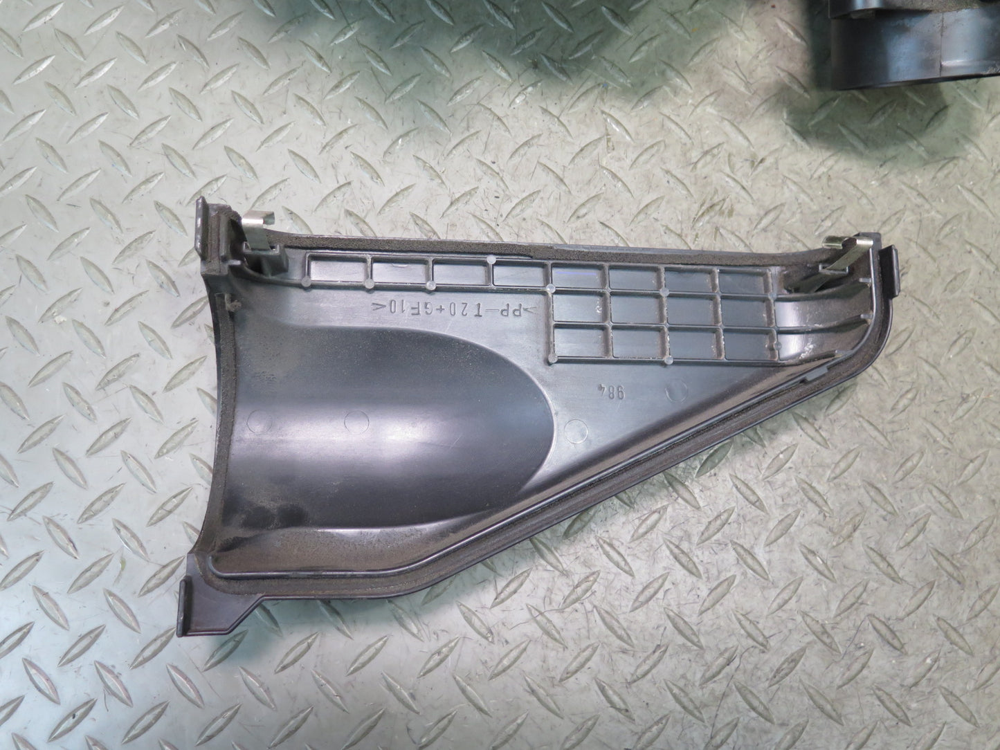 01-05 Lexus JCE10L IS300 Air Intake Cleaner Filter Box w MAF Sensor OEM