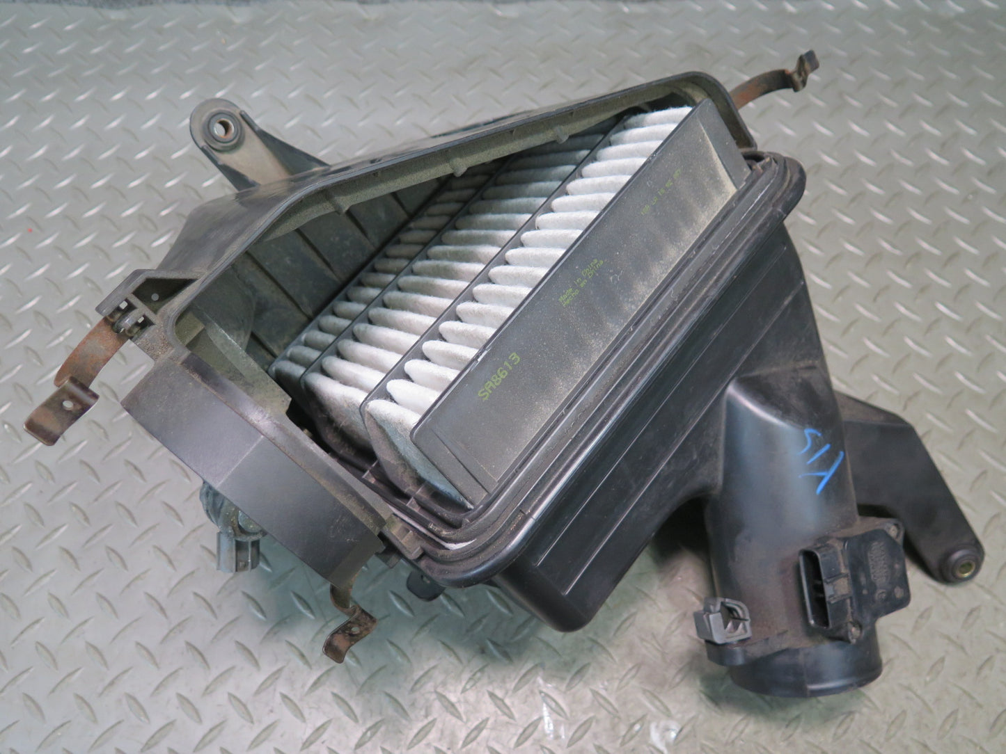 01-05 Lexus JCE10L IS300 Air Intake Cleaner Filter Box w MAF Sensor OEM