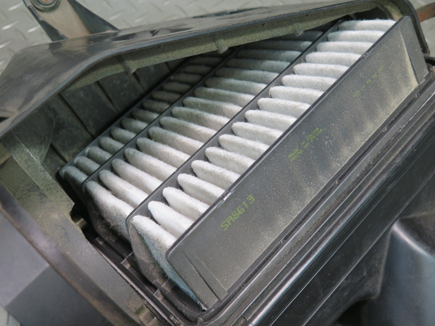 01-05 Lexus JCE10L IS300 Air Intake Cleaner Filter Box w MAF Sensor OEM