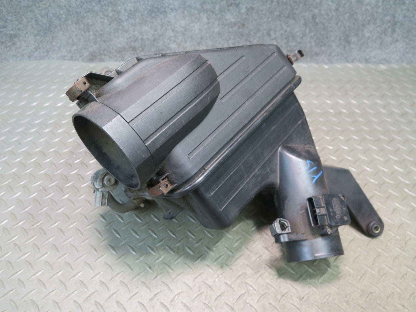01-05 Lexus JCE10L IS300 Air Intake Cleaner Filter Box w MAF Sensor OEM