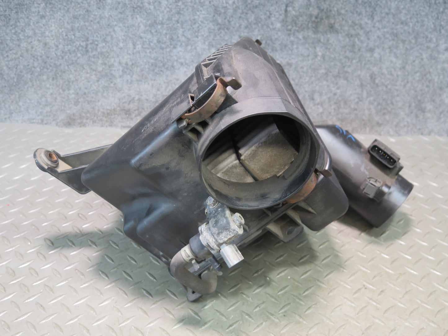 01-05 Lexus JCE10L IS300 Air Intake Cleaner Filter Box w MAF Sensor OEM
