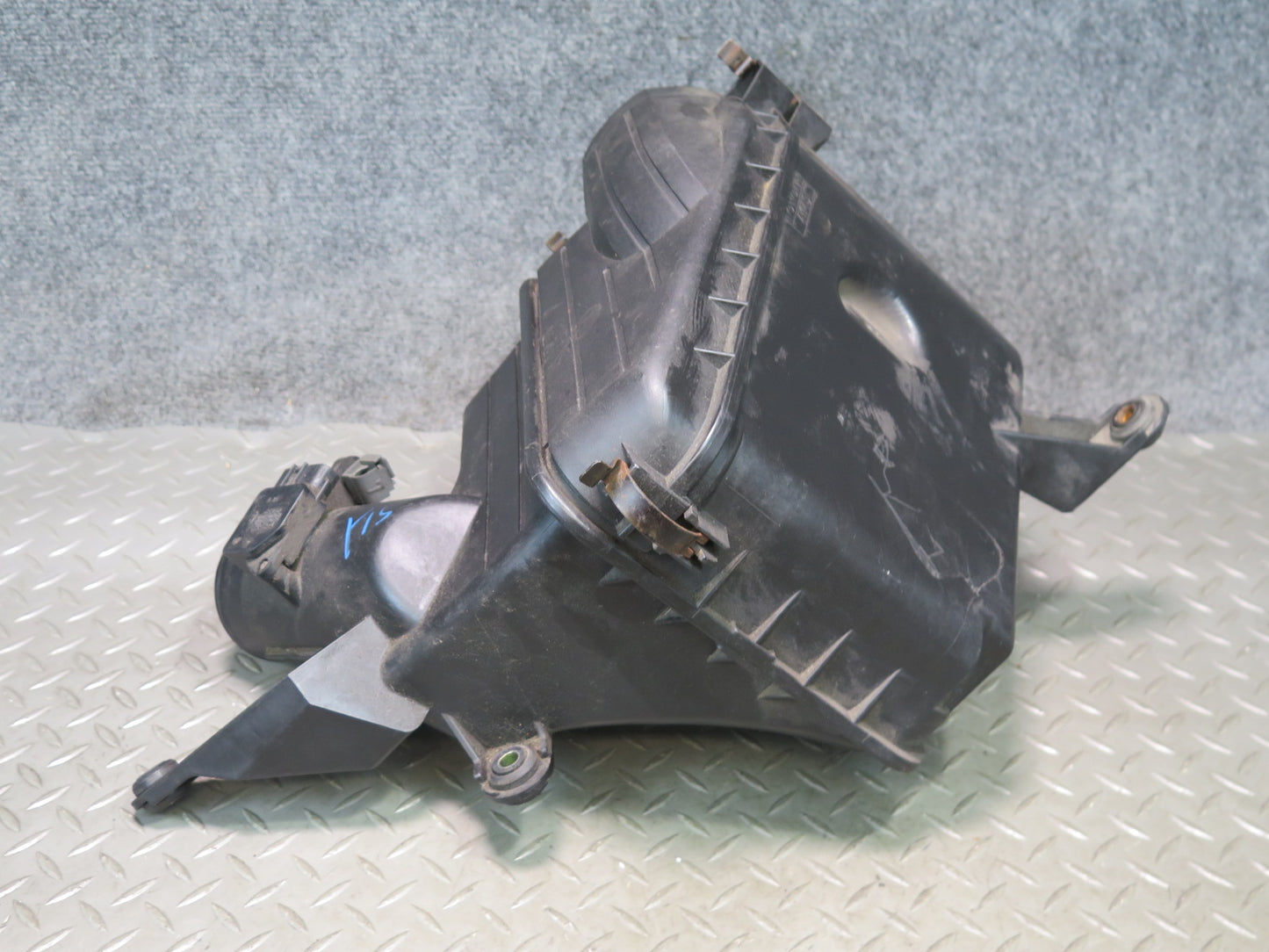 01-05 Lexus JCE10L IS300 Air Intake Cleaner Filter Box w MAF Sensor OEM