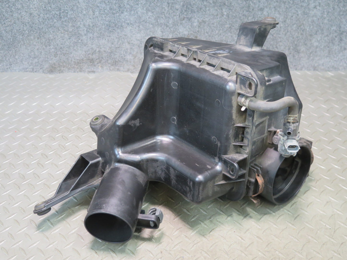 01-05 Lexus JCE10L IS300 Air Intake Cleaner Filter Box w MAF Sensor OEM