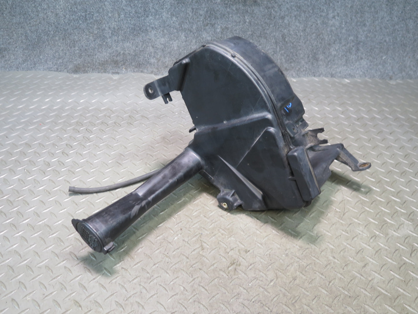 02-05 Lexus JCE10L IS300 Windshield Washer Fluid Reservoir Tank w Pump OEM