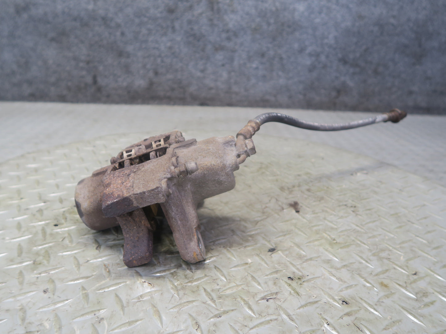 01-05 Lexus JCE10L IS300 Set of 2 Rear Left & Right Brake Caliper OEM