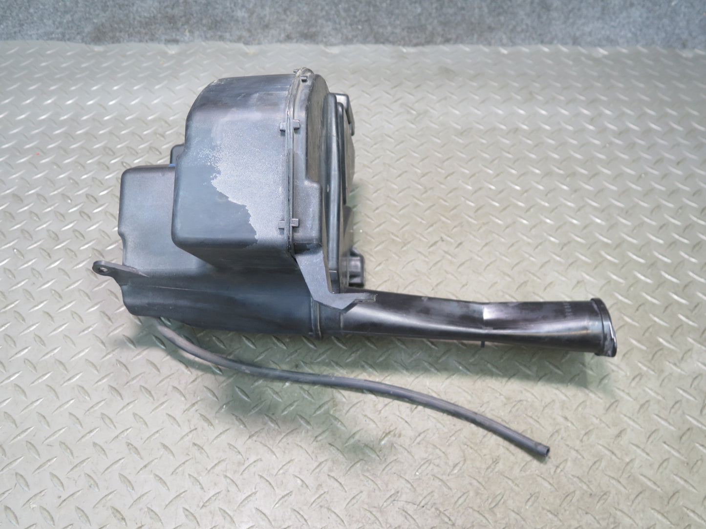 02-05 Lexus JCE10L IS300 Windshield Washer Fluid Reservoir Tank w Pump OEM