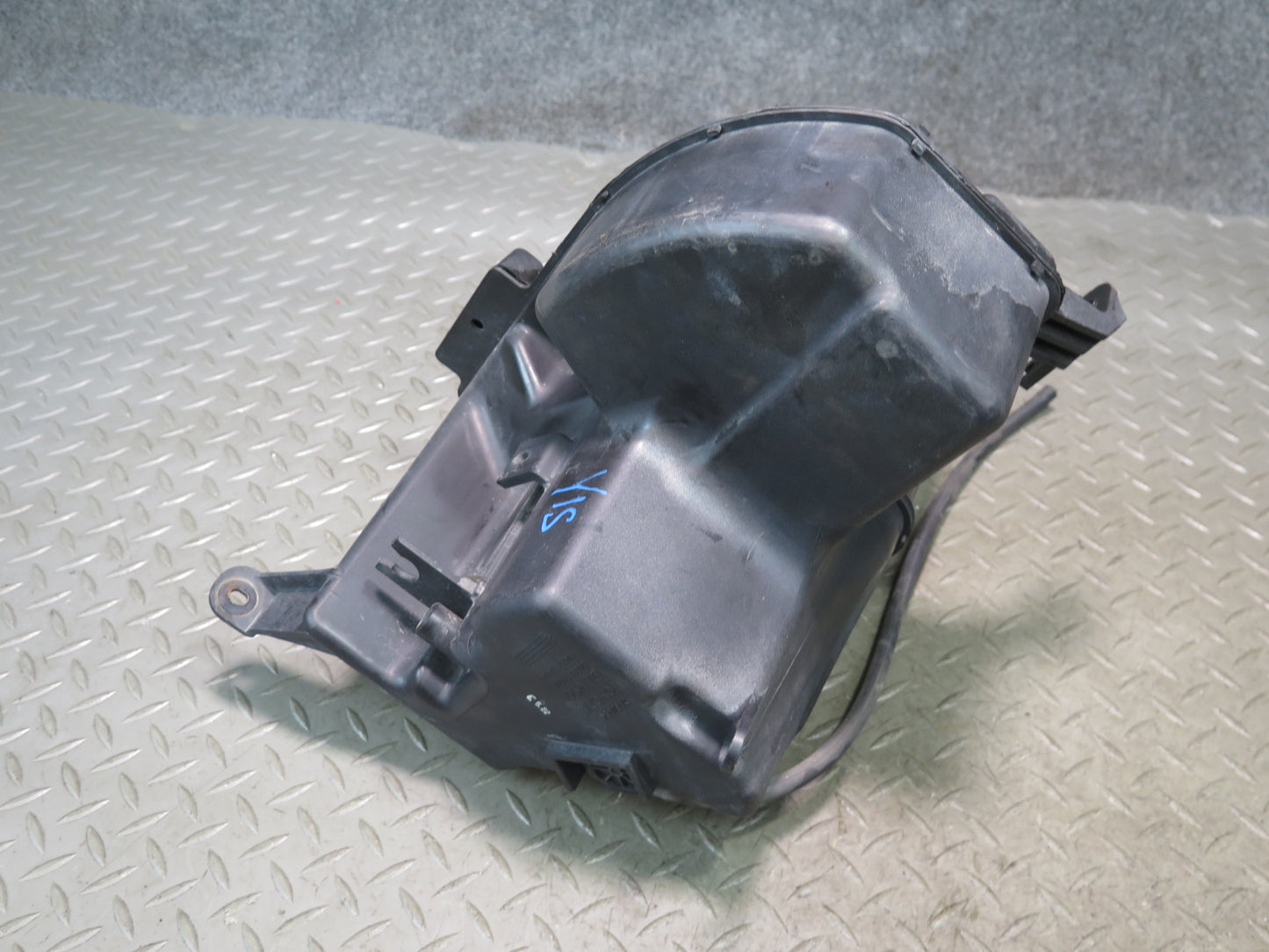 02-05 Lexus JCE10L IS300 Windshield Washer Fluid Reservoir Tank w Pump OEM
