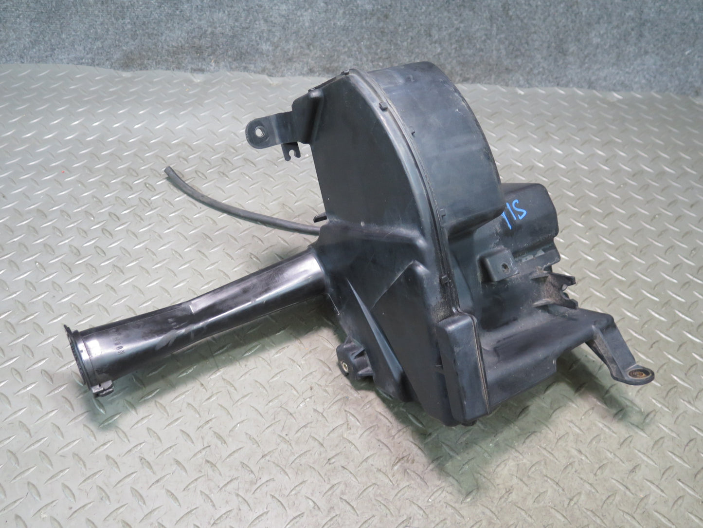 02-05 Lexus JCE10L IS300 Windshield Washer Fluid Reservoir Tank w Pump OEM