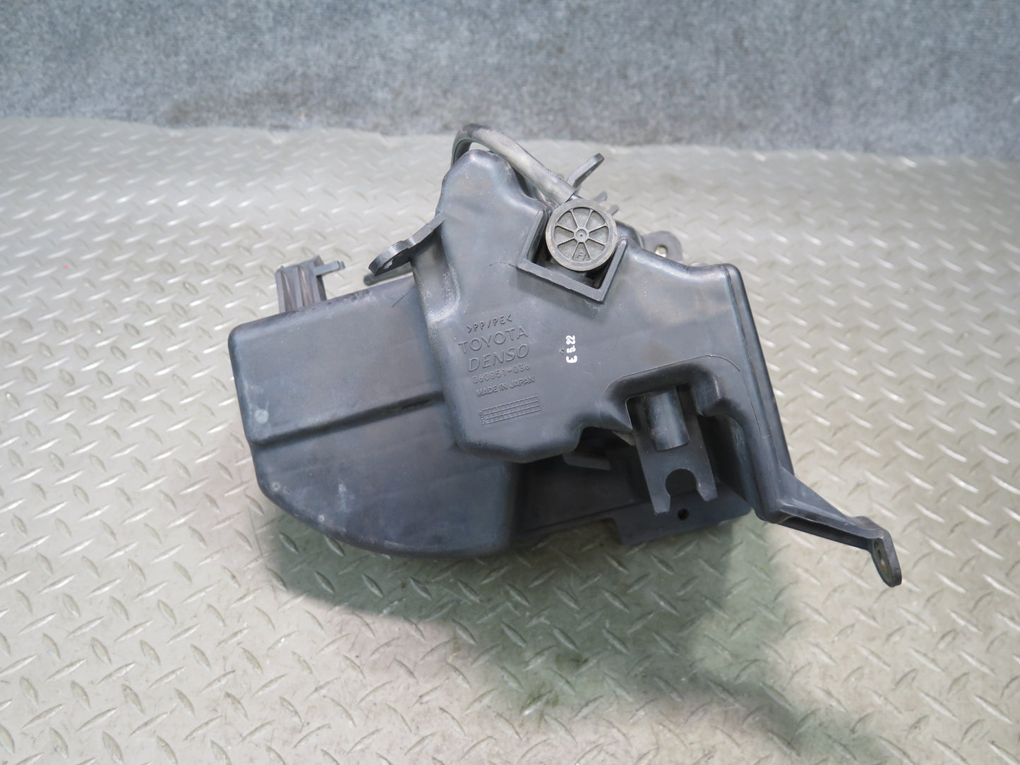 02-05 Lexus JCE10L IS300 Windshield Washer Fluid Reservoir Tank w Pump OEM