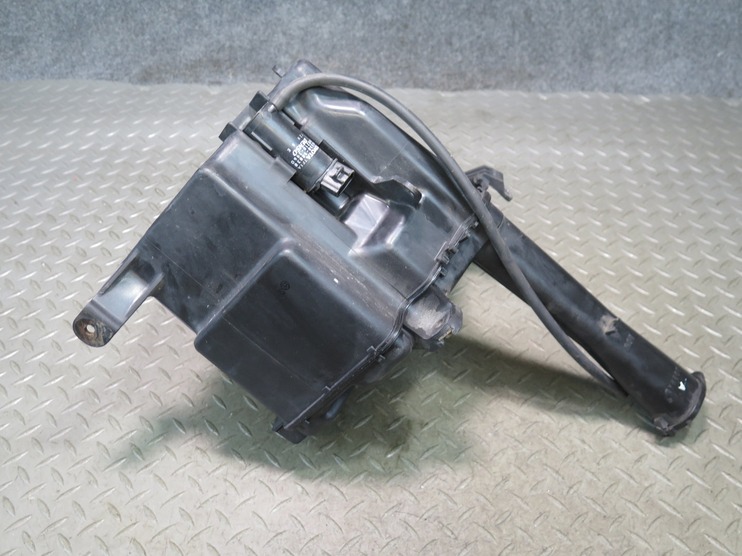 02-05 Lexus JCE10L IS300 Windshield Washer Fluid Reservoir Tank w Pump OEM