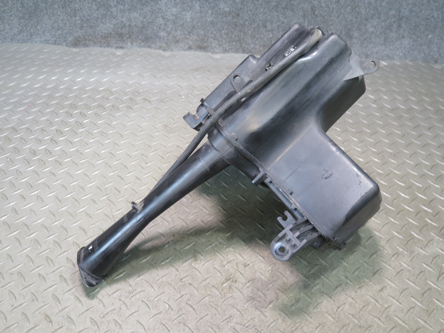 02-05 Lexus JCE10L IS300 Windshield Washer Fluid Reservoir Tank w Pump OEM