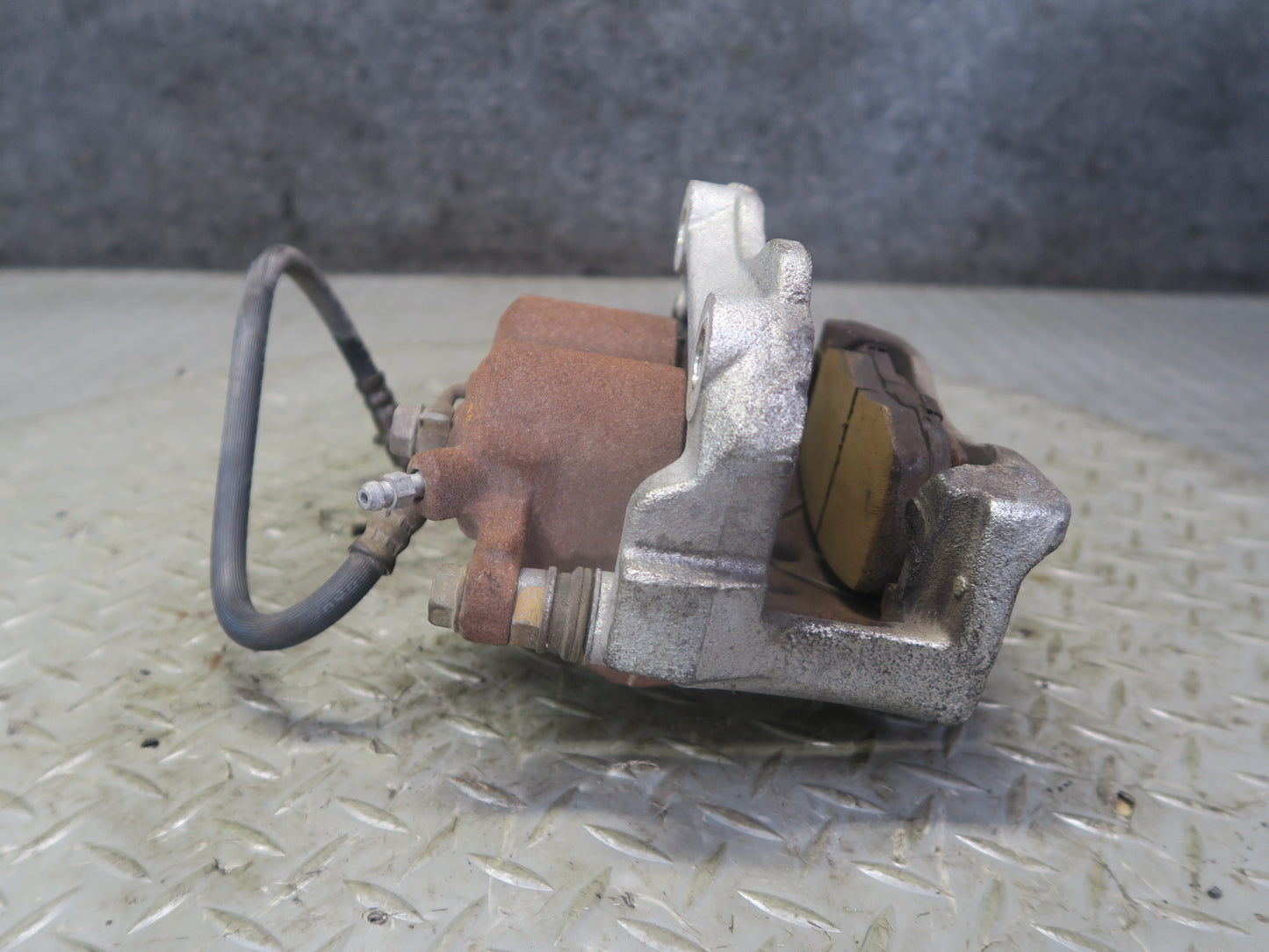 01-05 Lexus JCE10L IS300 Set of 2 Front Left & Right Brake Caliper OEM