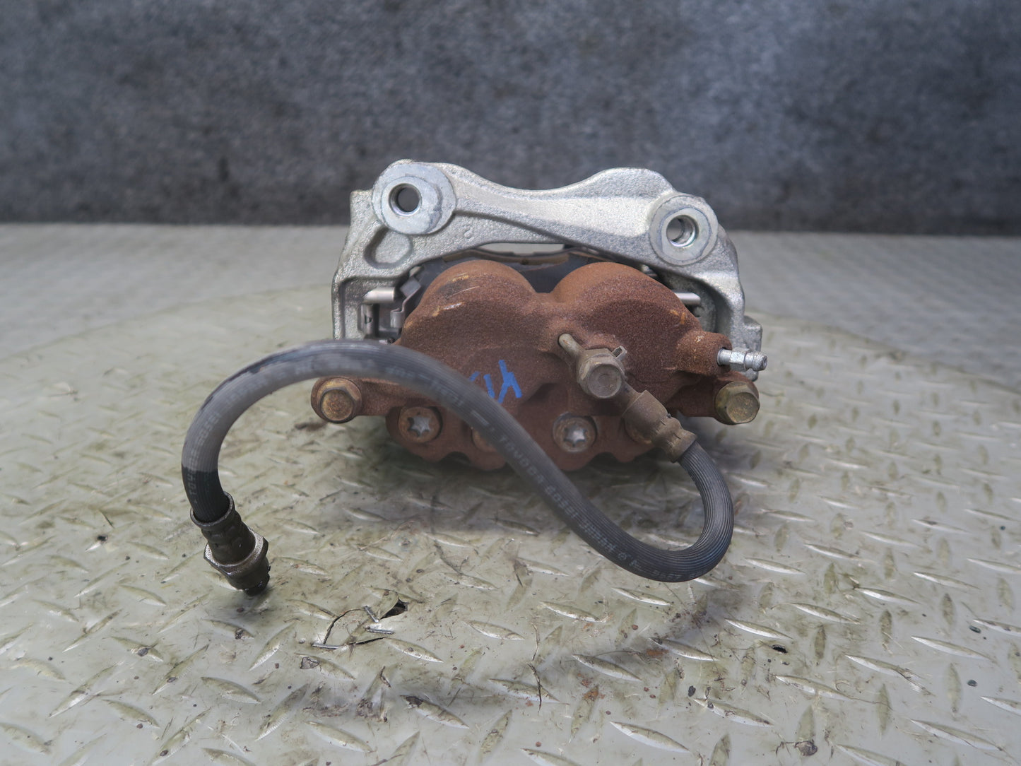 01-05 Lexus JCE10L IS300 Set of 2 Front Left & Right Brake Caliper OEM