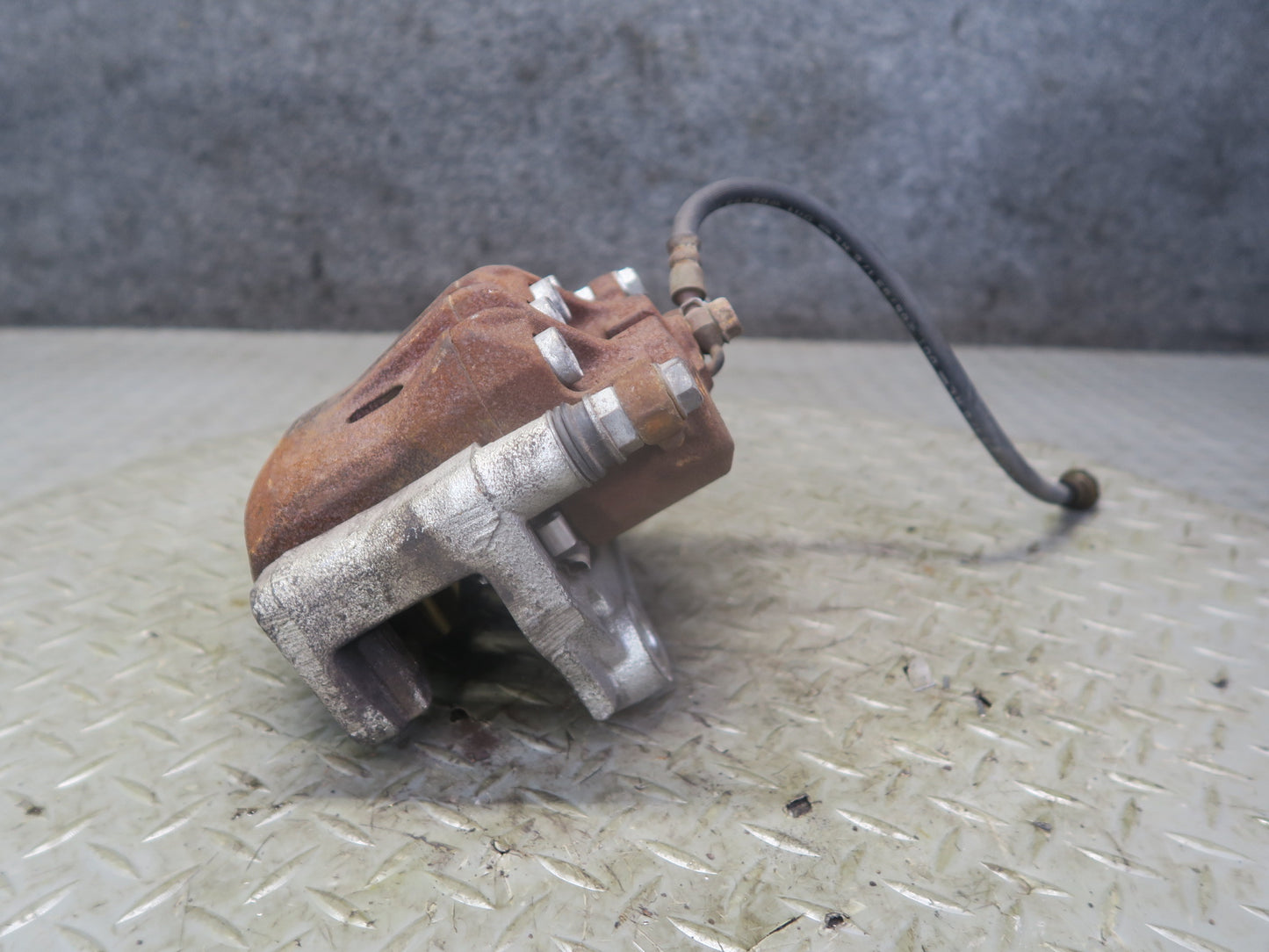 01-05 Lexus JCE10L IS300 Set of 2 Front Left & Right Brake Caliper OEM