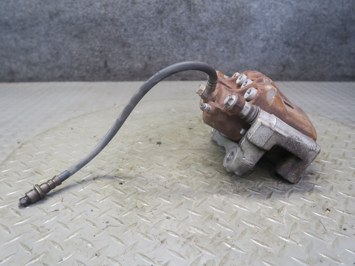 01-05 Lexus JCE10L IS300 Set of 2 Front Left & Right Brake Caliper OEM