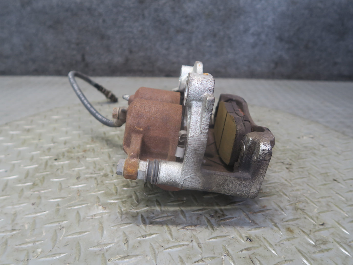 01-05 Lexus JCE10L IS300 Set of 2 Front Left & Right Brake Caliper OEM
