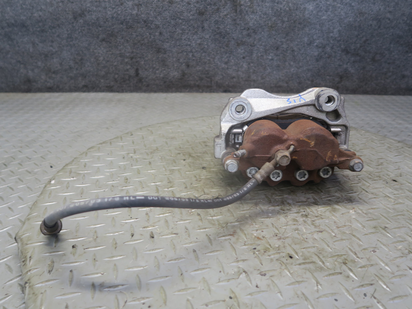 01-05 Lexus JCE10L IS300 Set of 2 Front Left & Right Brake Caliper OEM
