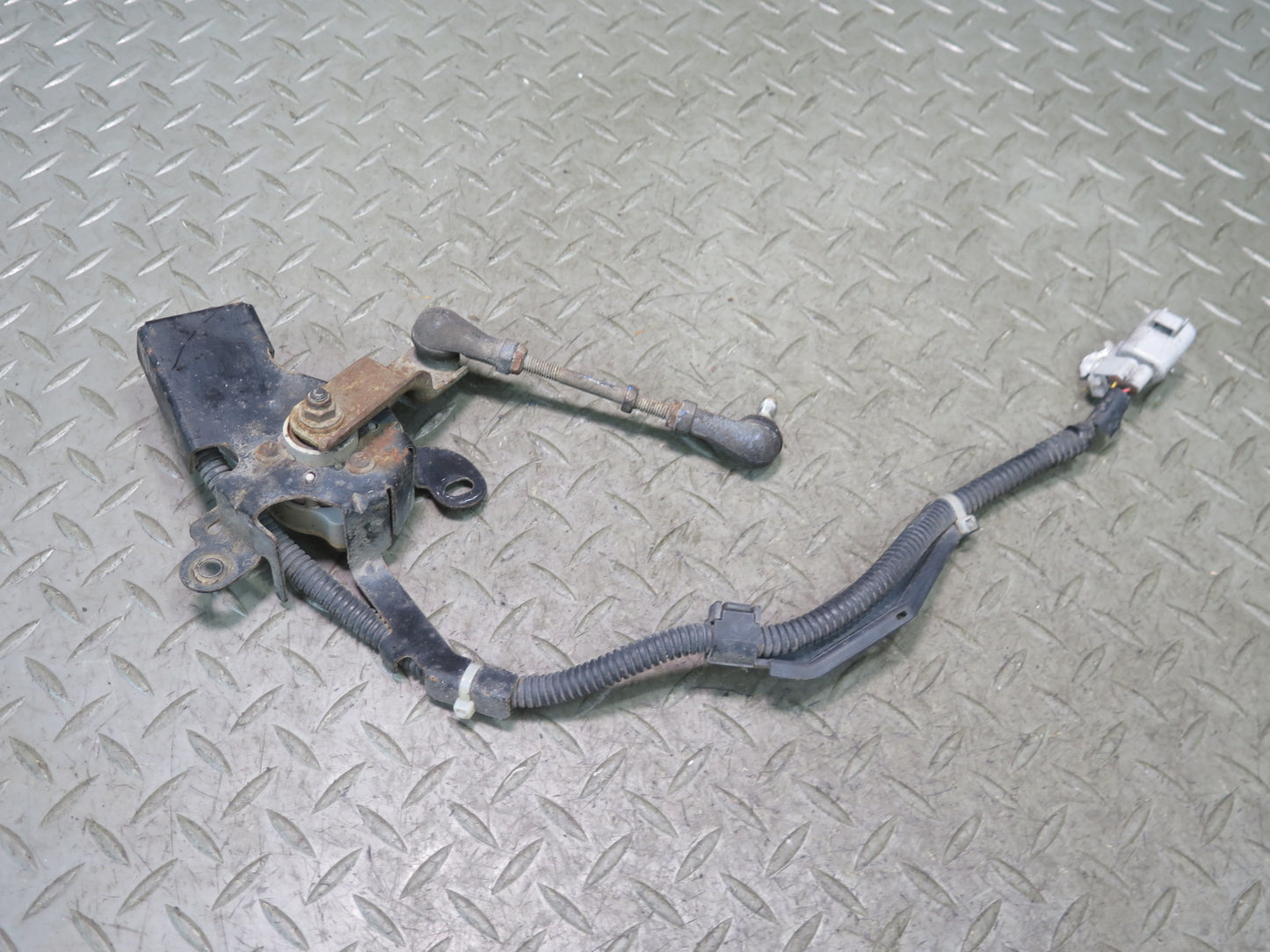 01-05 Lexus JCE10L IS300 Front Suspension Height Sensor OEM