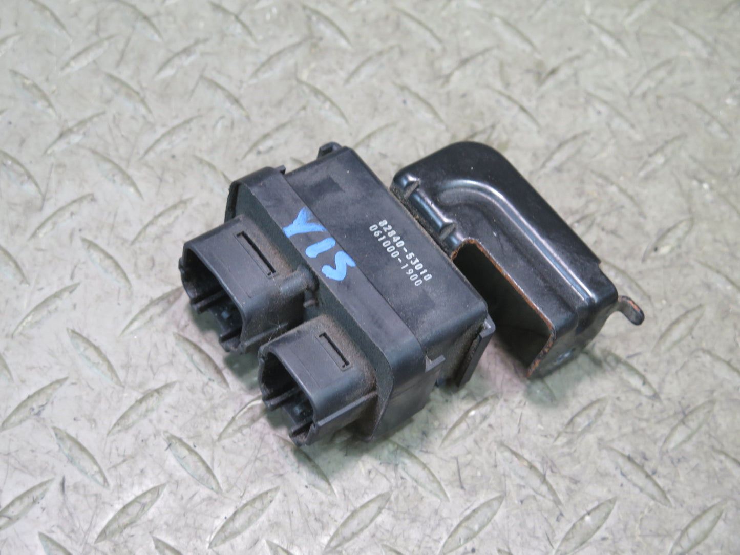 01-05 Lexus JCE10L IS300 Daytime Running Light Relay 82840-53010 OEM