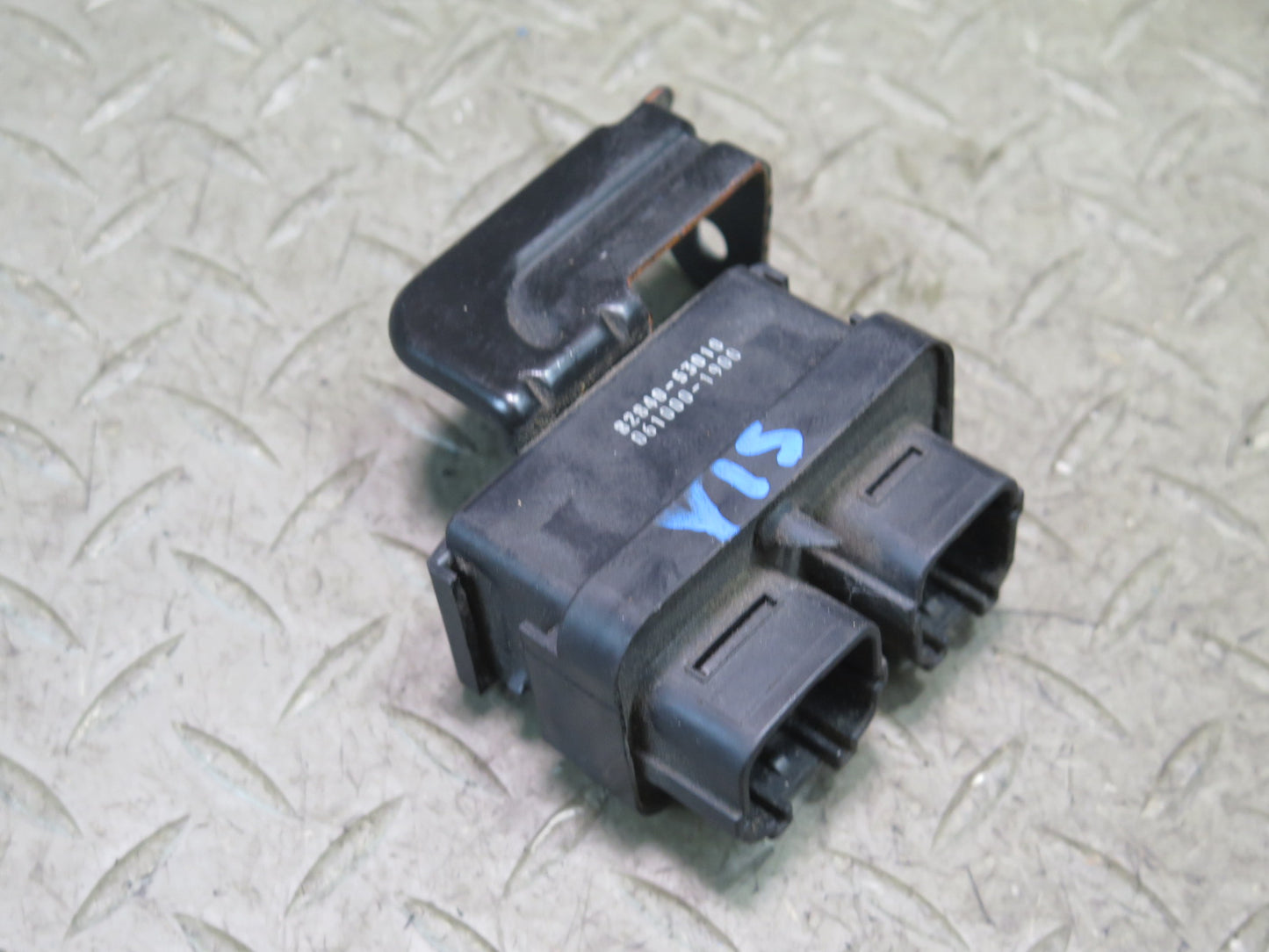 01-05 Lexus JCE10L IS300 Daytime Running Light Relay 82840-53010 OEM