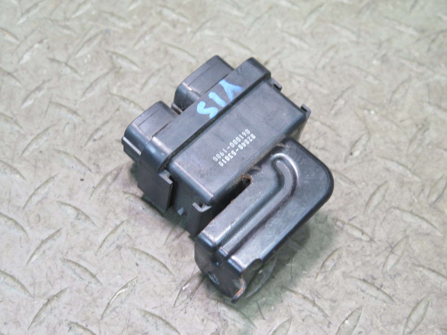 01-05 Lexus JCE10L IS300 Daytime Running Light Relay 82840-53010 OEM