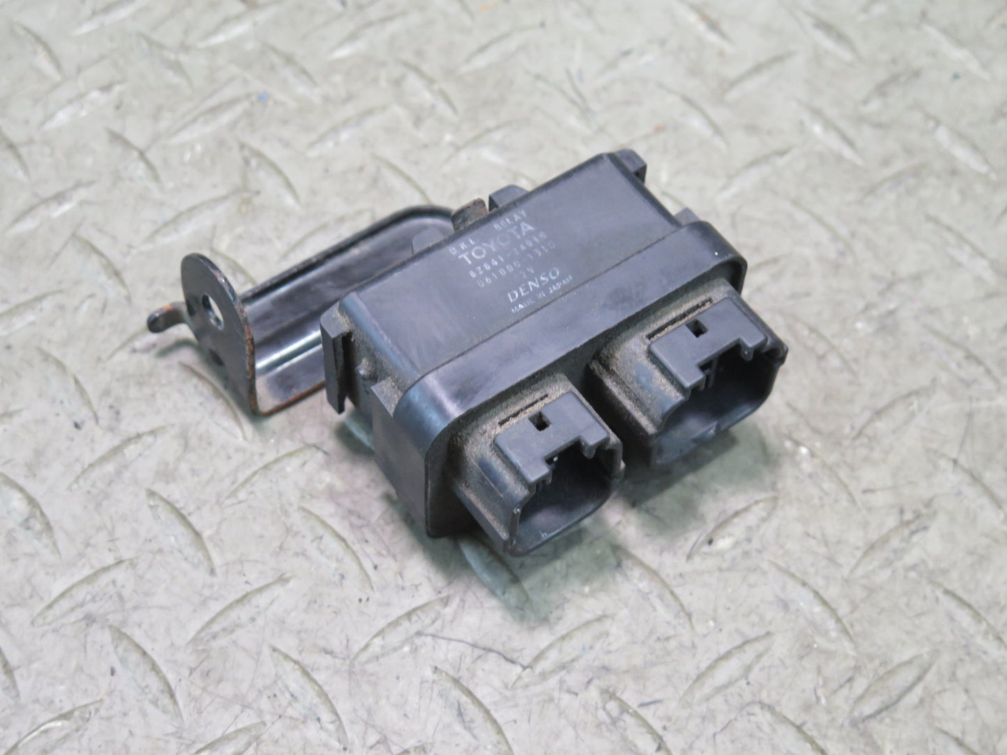 01-05 Lexus JCE10L IS300 Daytime Running Light Relay 82840-53010 OEM
