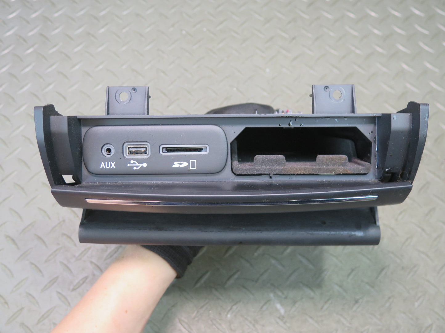2014-2021 Maserati Quattroporte M156 Front Center Console USB AUX Storage Tray