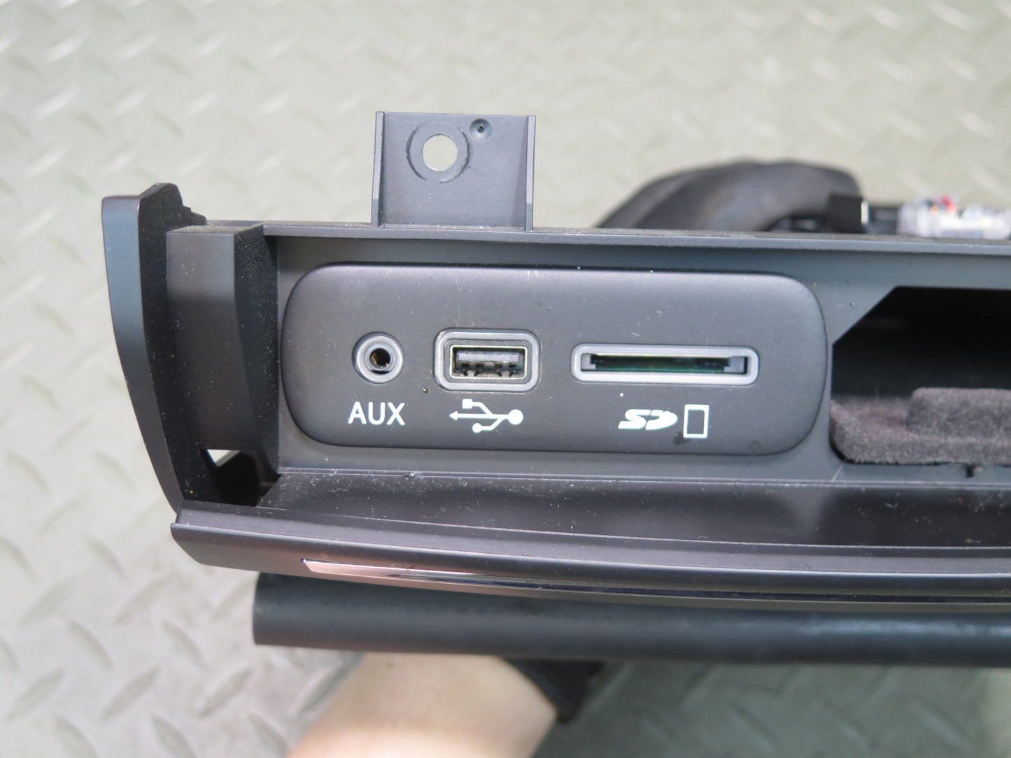 2014-2021 Maserati Quattroporte M156 Front Center Console USB AUX Storage Tray