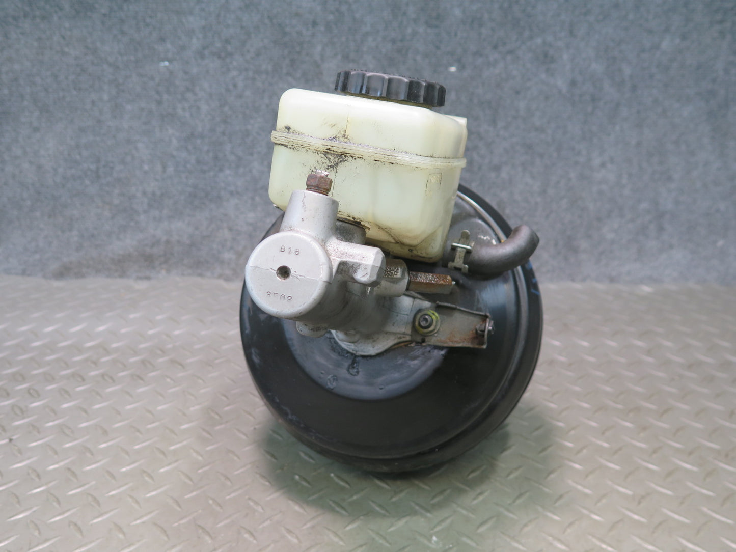 02-05 Lexus JCE10L IS300 Brake Master Cylinder Booster Fluid Reservoir OEM