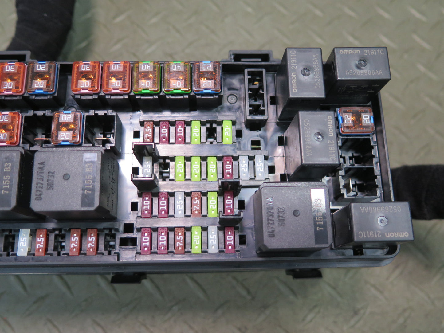 2017-2021 Maserati Quattroporte SQ4 M156 Rear Fuse Relay Junction Box