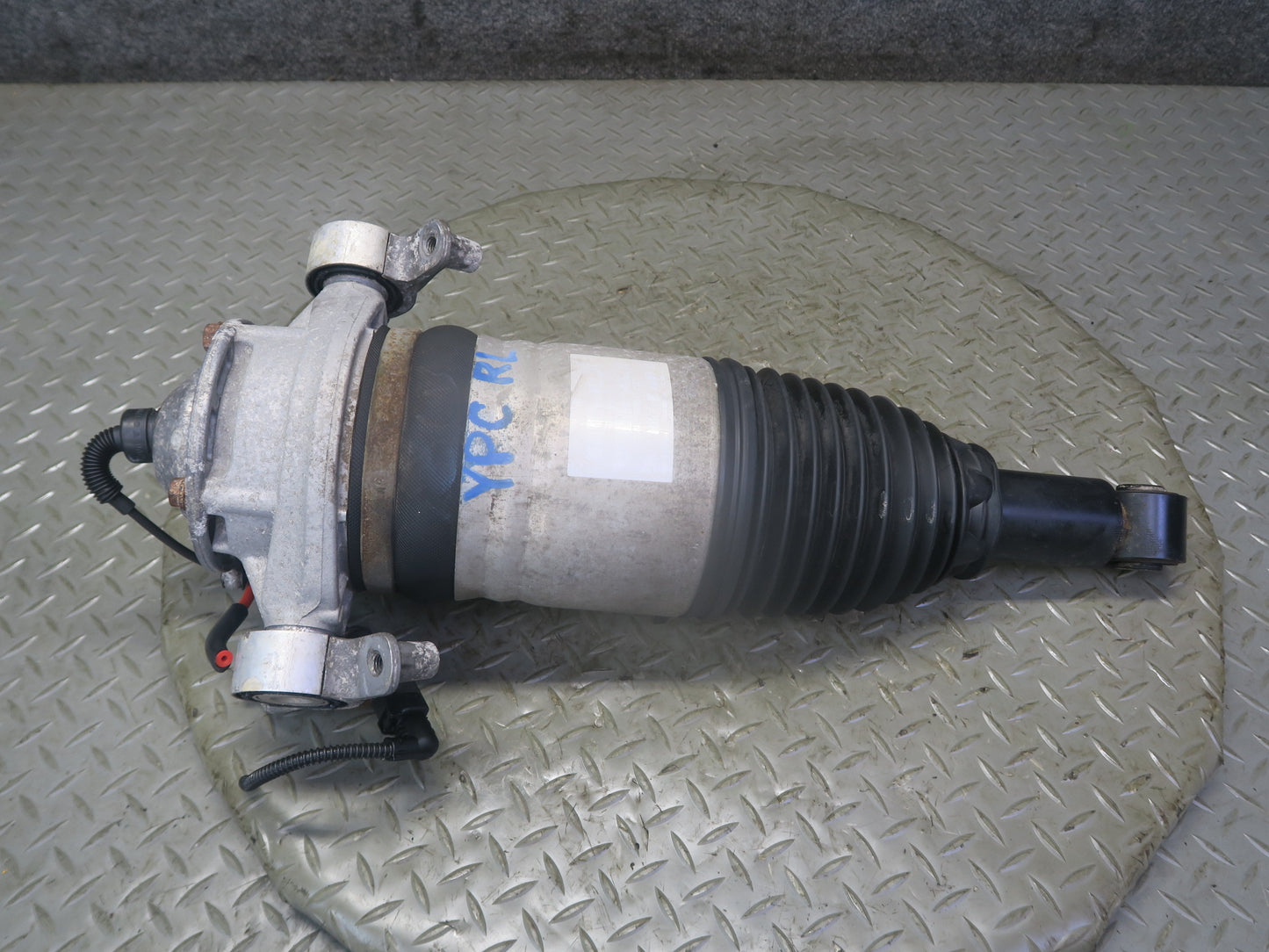 2013-2018 Porsche Cayenne 958 GTS Rear Left Air Shock Strut Absorber 7P5616503AE