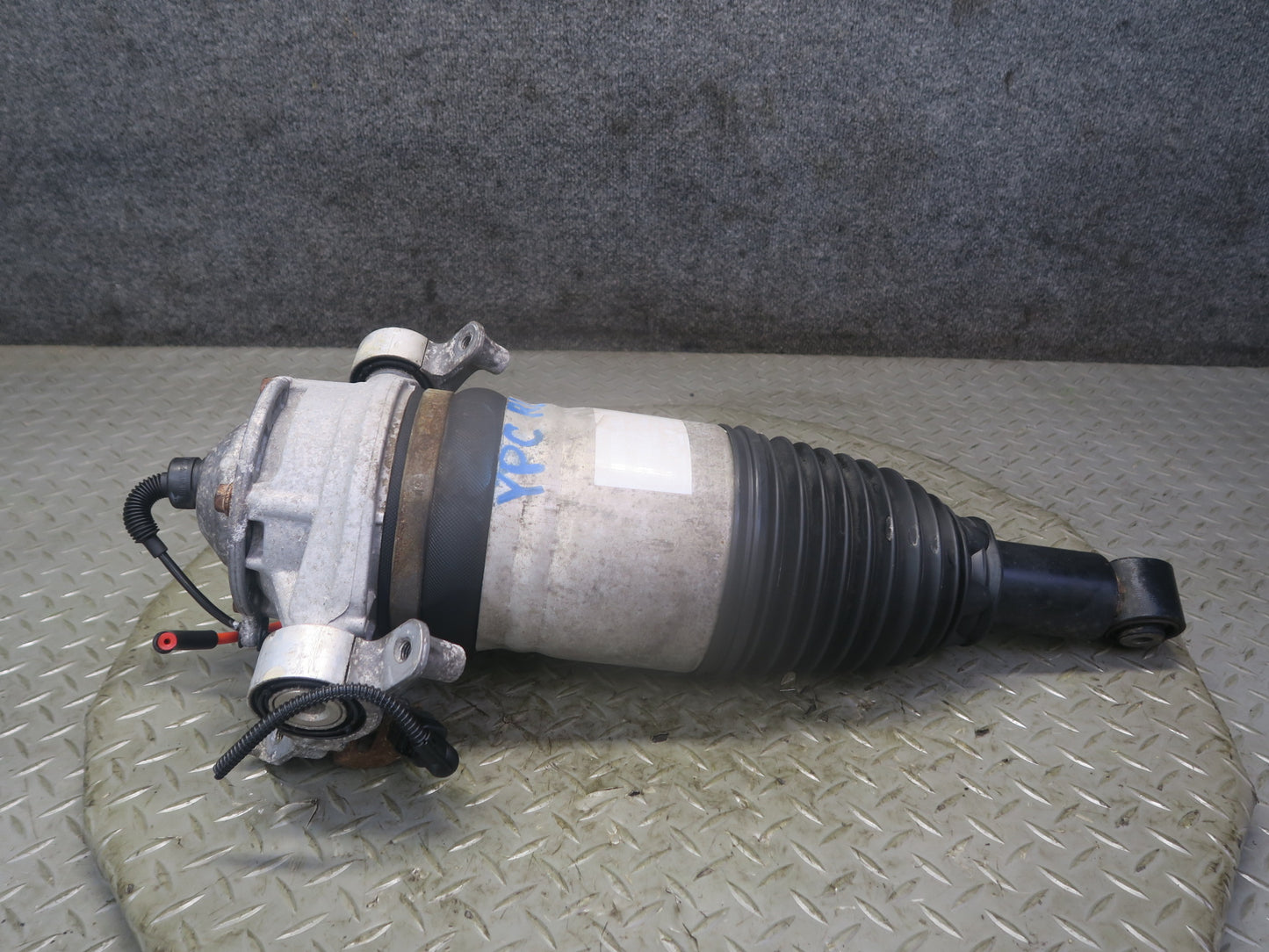 2013-2018 Porsche Cayenne 958 GTS Rear Left Air Shock Strut Absorber 7P5616503AE