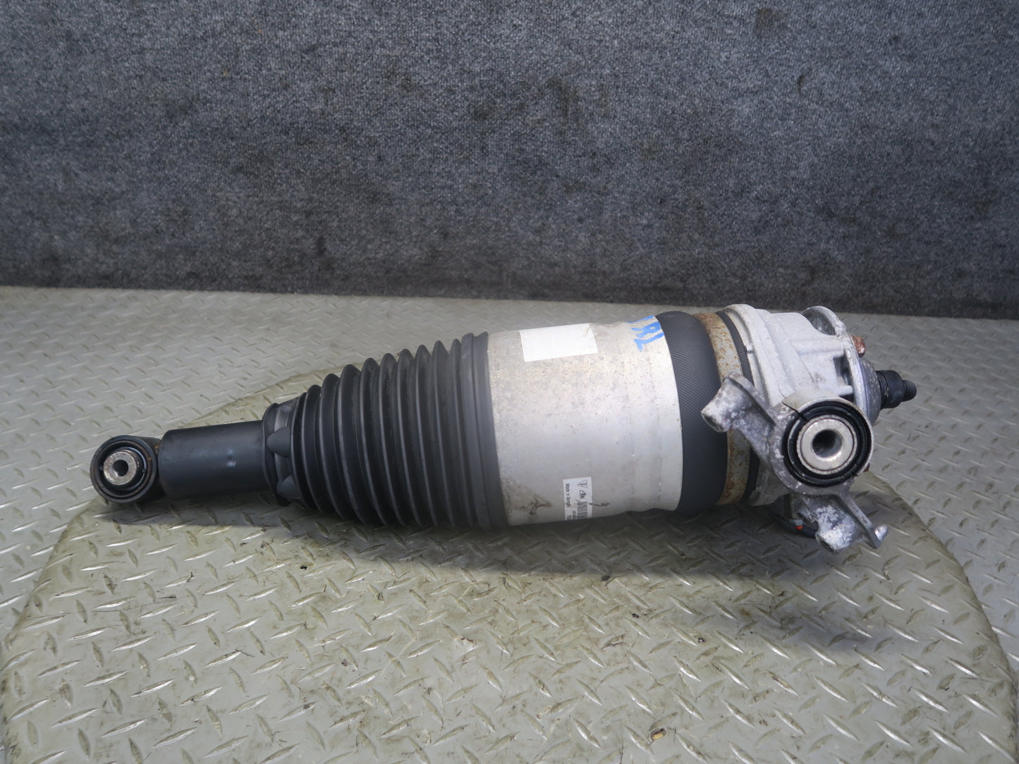 2013-2018 Porsche Cayenne 958 GTS Rear Left Air Shock Strut Absorber 7P5616503AE
